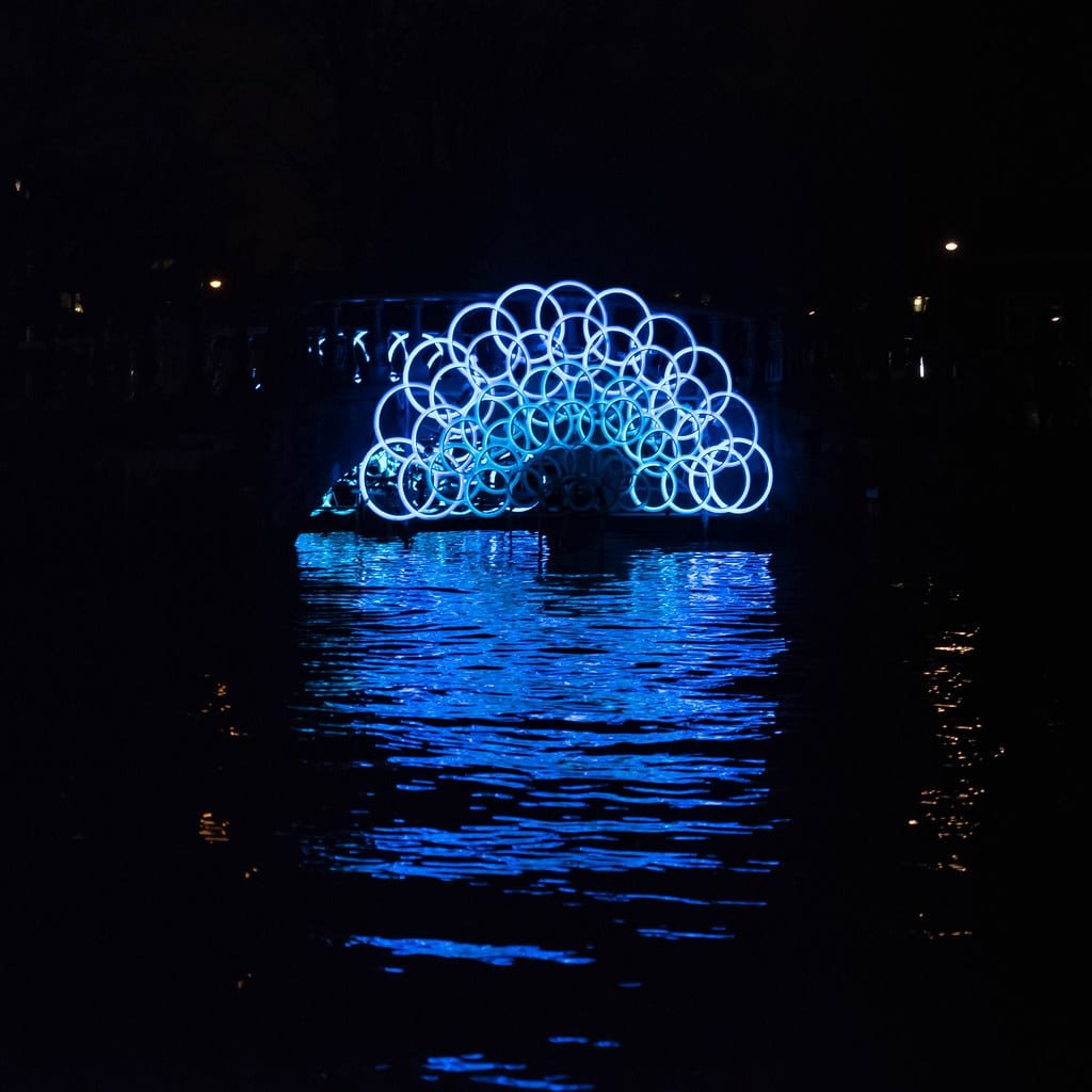 Arche lumineuse bleue se reflétant dans l'eau