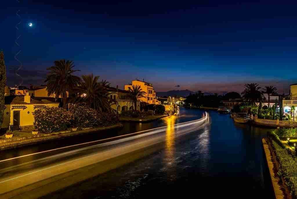 Canal de nuit bordé de maisons éclairées