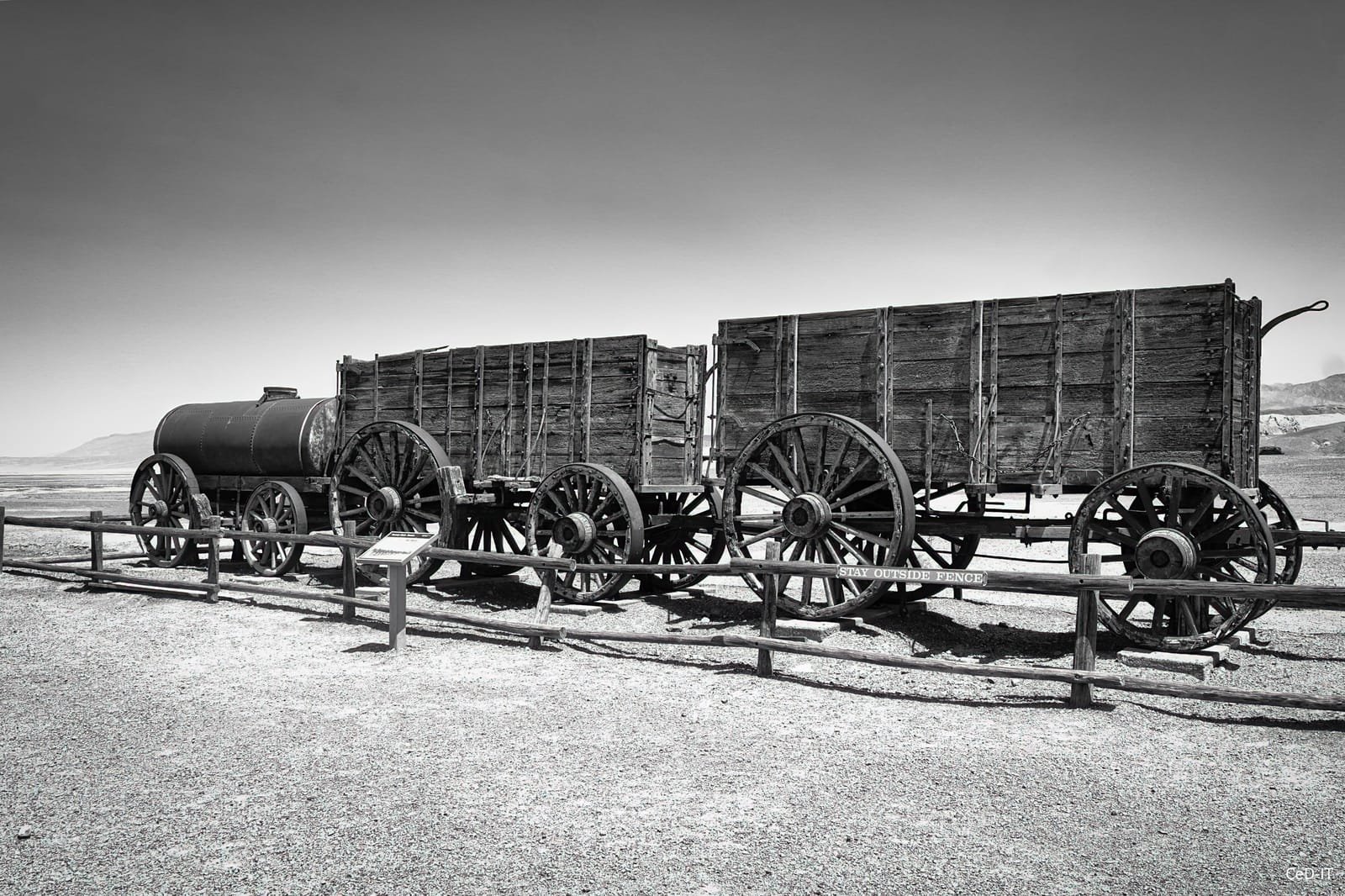 Anciens chariots de mine dans le désert, en noir et blanc