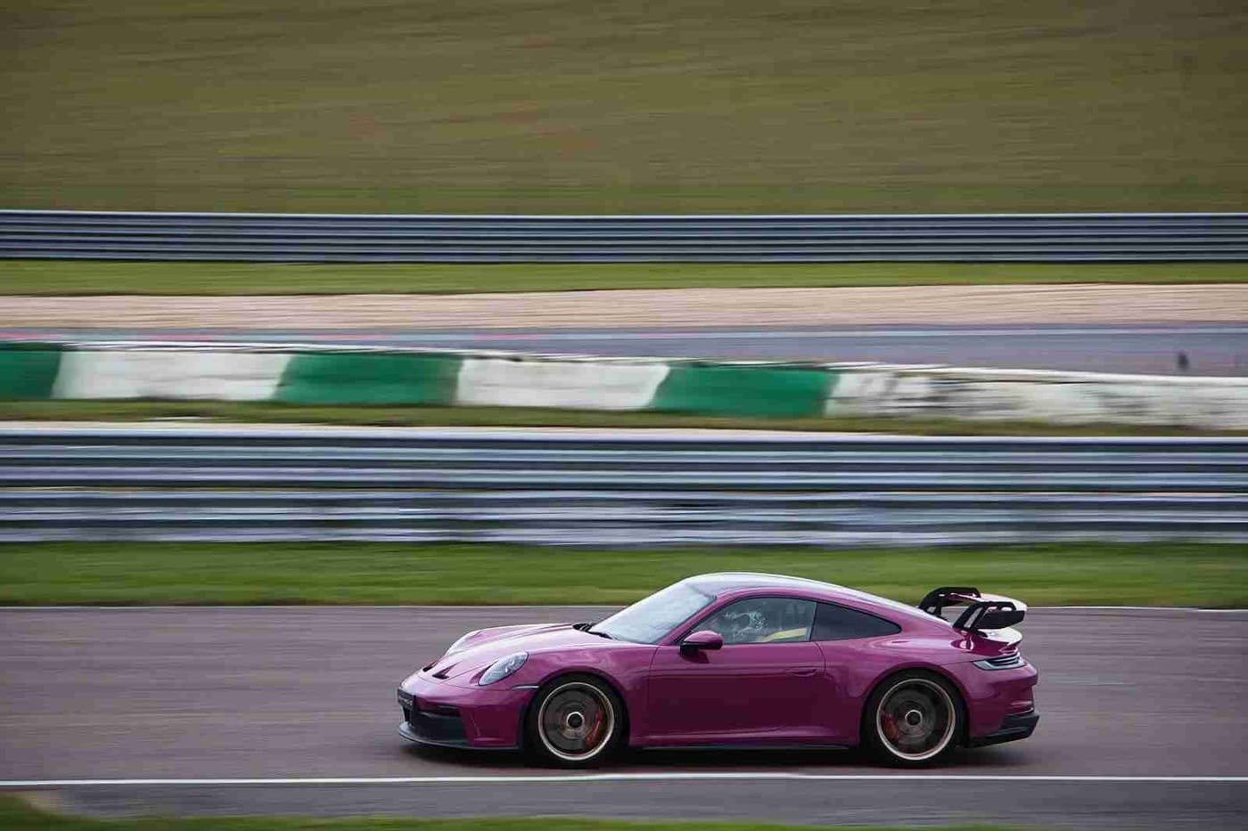 Porsche rose en filé sur circuit