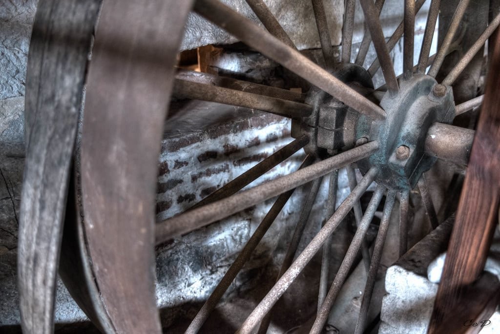 Détail d'une grande roue en bois
